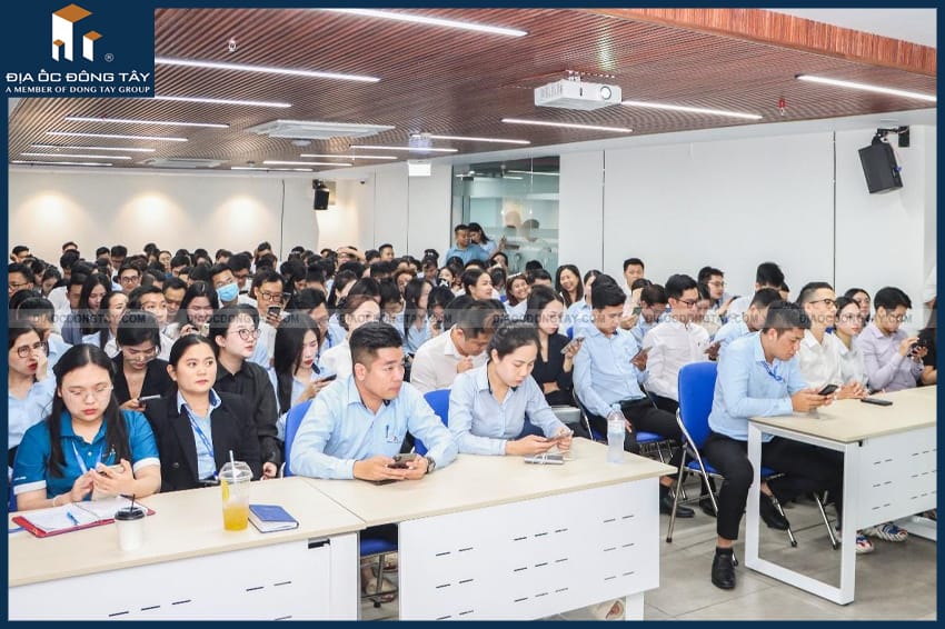 Chiều 31/03 hơn 350 chuyên viên tư vấn BĐS Đông Tây Land tham gia thi sát hạch dự án Eco Retreat